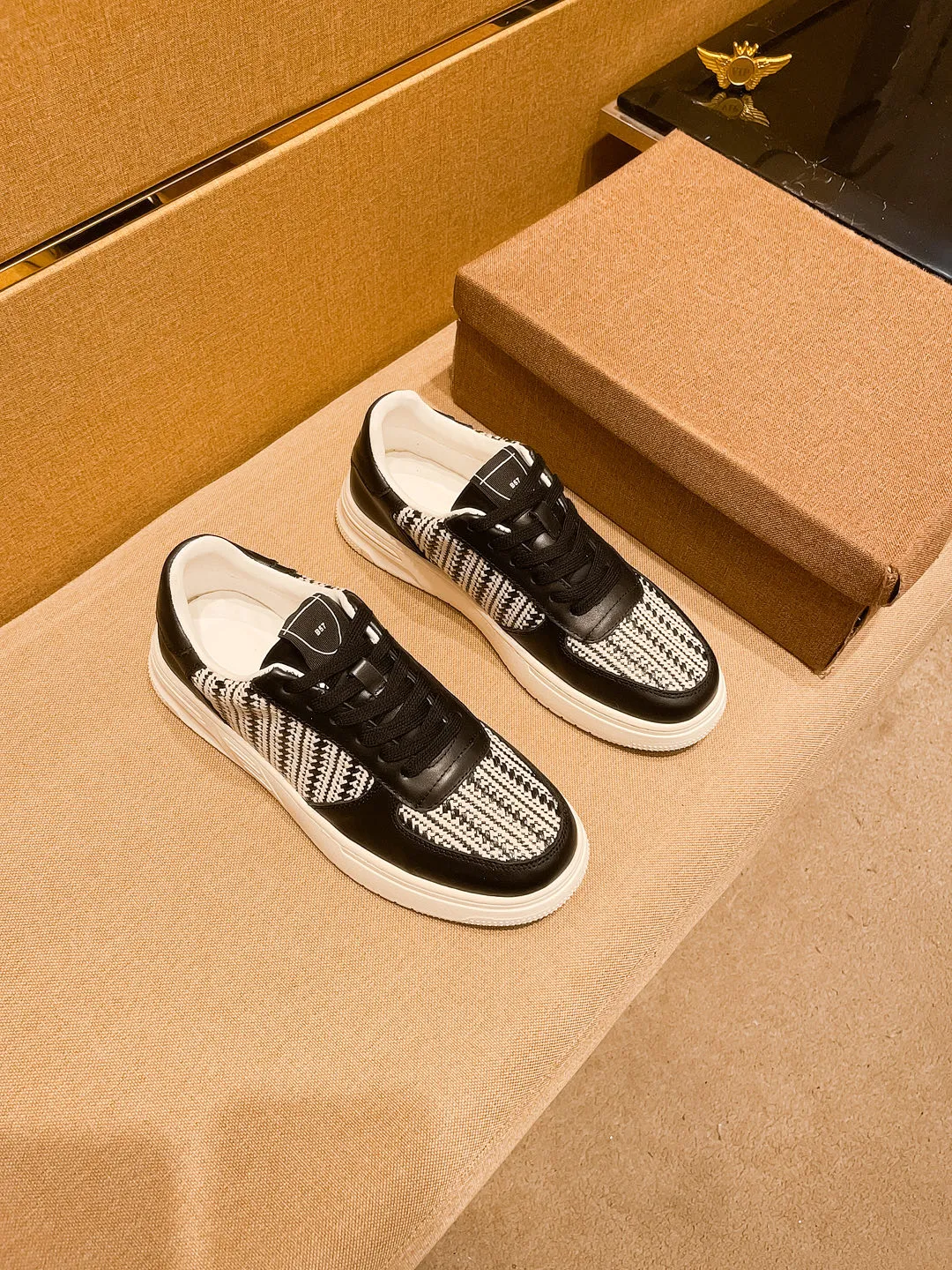 🚘🚘Factory batch 400💰【Dior】🔥Men's high-end brand of shoes official website 1:1 latest masterpiece: the upper is made of first-layer cowhide imported from Italy with a comfortable and breathable lining➕original non-slip and wear-resistant outsole🔥, making walking more convenient and comfortable! An exclusive new model, a stunning work, a beautiful 1:1 replica [color] compared to the official quality! Create a fashionable personality to set off your uniqueness! A must-have for trendy men! Classic 🔥Size: 38-44 Color: 🔥 2⃣️colors available🔥